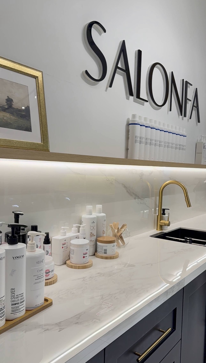 ركن المغاسل وشعار SALONFA على الجدار